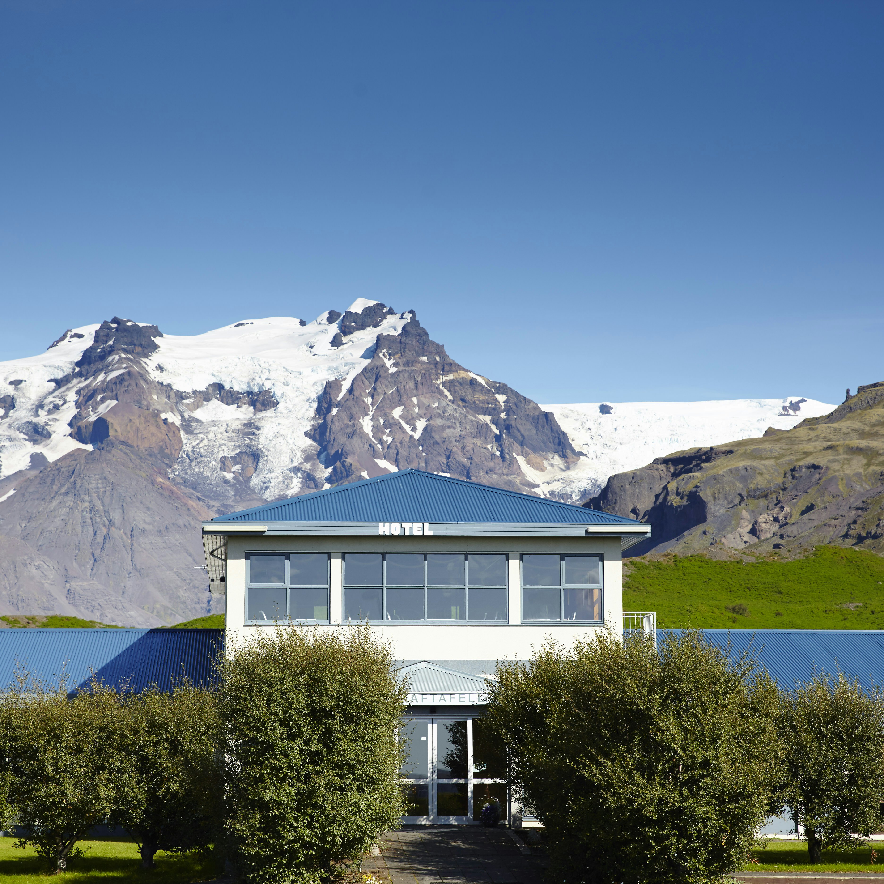 Hótel Skaftafell overlooking a prime section of the mountainous Vatnajökull National Park.